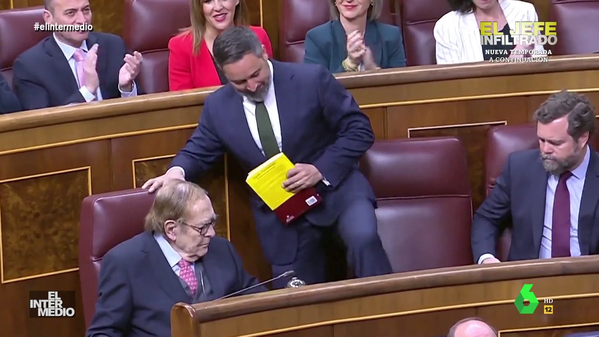 Vídeo manipulado - Un perro impide a Santiago Abascal moverse de su escaño para tomar la palabra en el Congreso