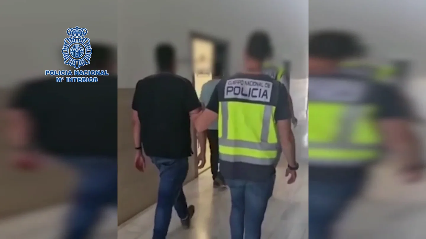 Desarticulada una red que estafaba a jóvenes extranjeros en España con la falsa promesa de hacerles futbolistas de élite Desarticulada una red que estafaba a jóvenes extranjeros en España con la falsa promesa de hacerles futbolistas de élite