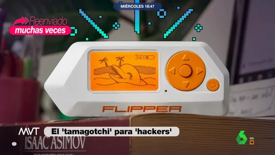 El tamagotchi para hackers: así funciona este dispositivo que puede clonar tarjetas de crédito y piratear señales Con apariencia de inocente 'tamagotchi', este dispositivo permite a los 'hackers' piratear todo tipo de señales o clonar tarjetas de crédito. "Cualquiera que use esto en España le pueden caer hasta tres años", comenta Beatriz de Vicente en este vídeo.