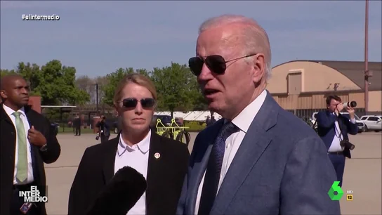 Vídeo manipulado - Joe Biden explica cómo son las fiestas de su pueblo En este montaje de El Intermedio, el presidente de Estados Unidos, Joe Biden, explica a los medios de comunicación, al estilo de Miguel Gila, cómo son las fiestas de su pueblo: "El año pasado, el primer día para empezar, la cucaña".