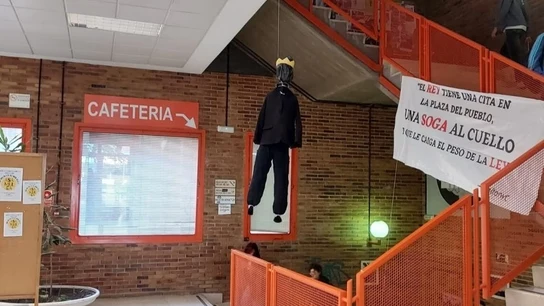 Simulan el ahorcamiento de un rey con un muñeco en la Facultad de Ciencias Políticas de la Complutense. Simulan el ahorcamiento de un rey con un muñeco en la Facultad de Ciencias Políticas de la Complutense.