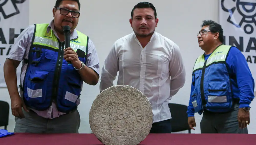 Hallazgo de un disco con jeroglíficos mayas en Chichén Itzá