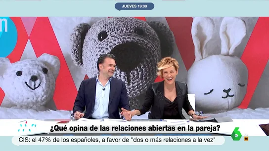 Cristina Pardo evita hablar de relaciones abiertas con Iñaki López Más Vale Tarde debate sobre las relaciones abiertas y Cristina Pardo recuerda un momento que le causó especial rubor a su compañero cuando hablaron de juguetes sexuales. "No era fan de complementos innecesarios", responde Iñaki en este vídeo.