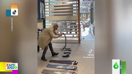 La increíble técnica para doblar pantalones 'de golpe' del propietario de una tienda de vaqueros en Estambul La increíble técnica para doblar pantalones 'de golpe' del propietario de una tienda de vaqueros en Estambul