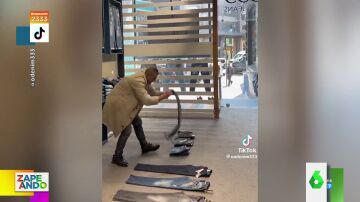 La increíble técnica para doblar pantalones 'de golpe' del propietario de una tienda de vaqueros en Estambul