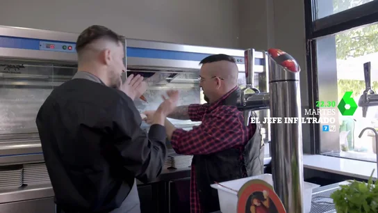 "¡Así no!": las broncas de los trabajadores de La Mar de Gambas a su jefe (infiltrado) "¡Así no!": las broncas de los trabajadores de La Mar de Gambas a su jefe (infiltrado)