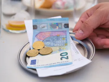 Dinero con propina y la cuenta de un bar Dinero con propina y la cuenta de un bar