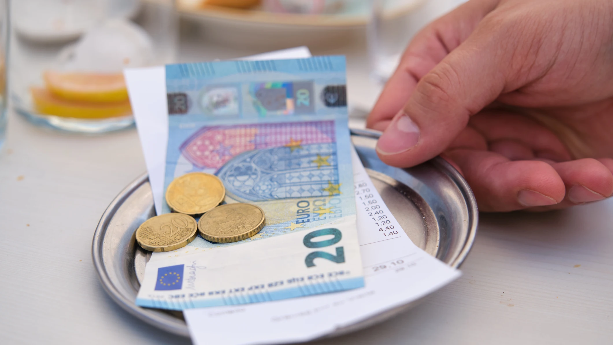 Dinero con propina y la cuenta de un bar Dinero con propina y la cuenta de un bar