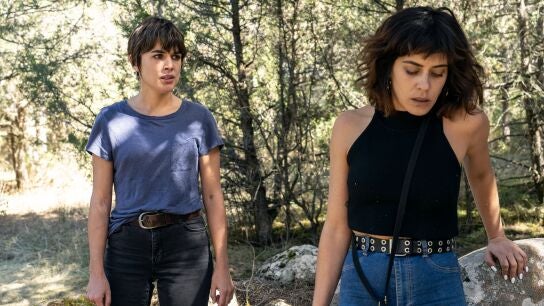 Adriana Ugarte y María León, en un bosque durante un momento de 'Heridas'.
