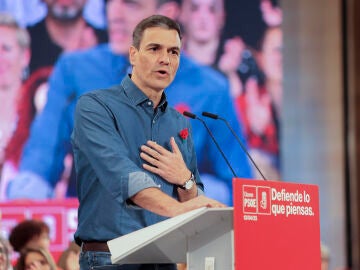 El secretario general del PSOE y presidente del gobierno, Pedro Sánchez, durante su intervención en un acto del PSOE en Cáceres este jueves.