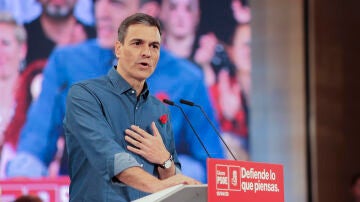 El secretario general del PSOE y presidente del gobierno, Pedro Sánchez, durante su intervención en un acto del PSOE en Cáceres este jueves.
