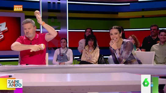 El ataque de risa de Cristina Pedroche al ver la surrealista presentación a Eva González con maracas y guitarra El ataque de risa de Cristina Pedroche al ver la surrealista presentación a Eva González con maracas y guitarra