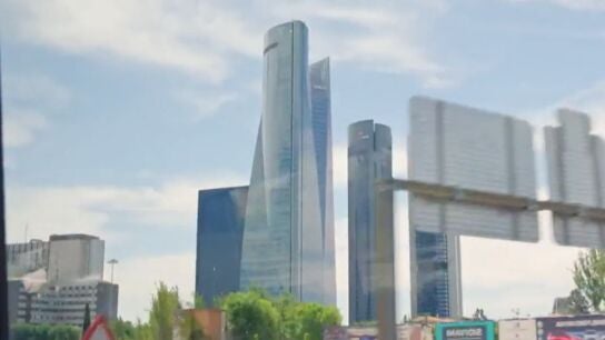 Vista de las torres de Madrid desde el autobús en el que viajan Manuela y Alba en 'Heridas'.