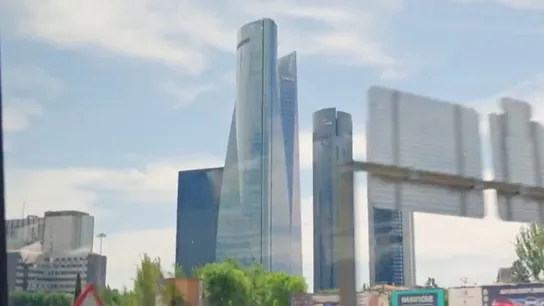Vista de las torres de Madrid desde el autobús en el que viajan Manuela y Alba en 'Heridas'. Vista de las torres de Madrid desde el autobús en el que viajan Manuela y Alba en 'Heridas'.