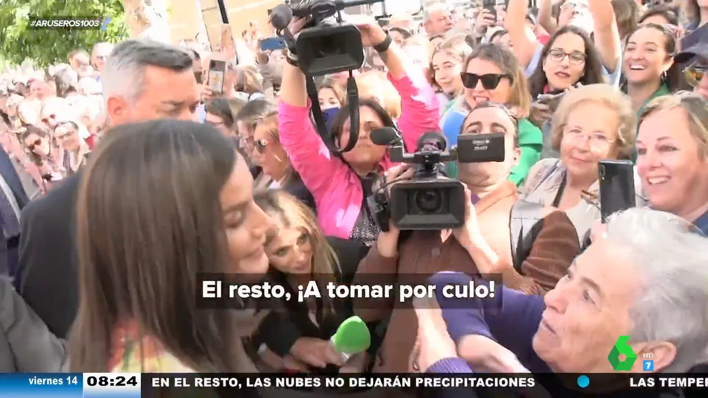 Así reacciona la reina Letizia ante esta frase de una mujer: "Quiero mucho a su marido y a sus hijas, el resto a tomar por culo" Así reacciona la reina Letizia ante esta frase de una mujer: "Quiero mucho a su marido y a sus hijas, el resto a tomar por culo"