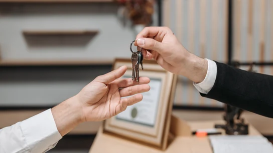 Fotografía de una entrega de llaves Fotografía de una entrega de llaves