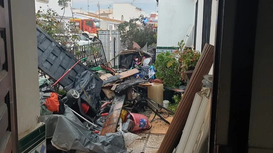 Retiran tres niñas a sus padres por tenerlas en una casa insalubre llena de basura y desperdicios en Cártama Retiran tres niñas a sus padres por tenerlas en una casa insalubre llena de basura y desperdicios en Cártama