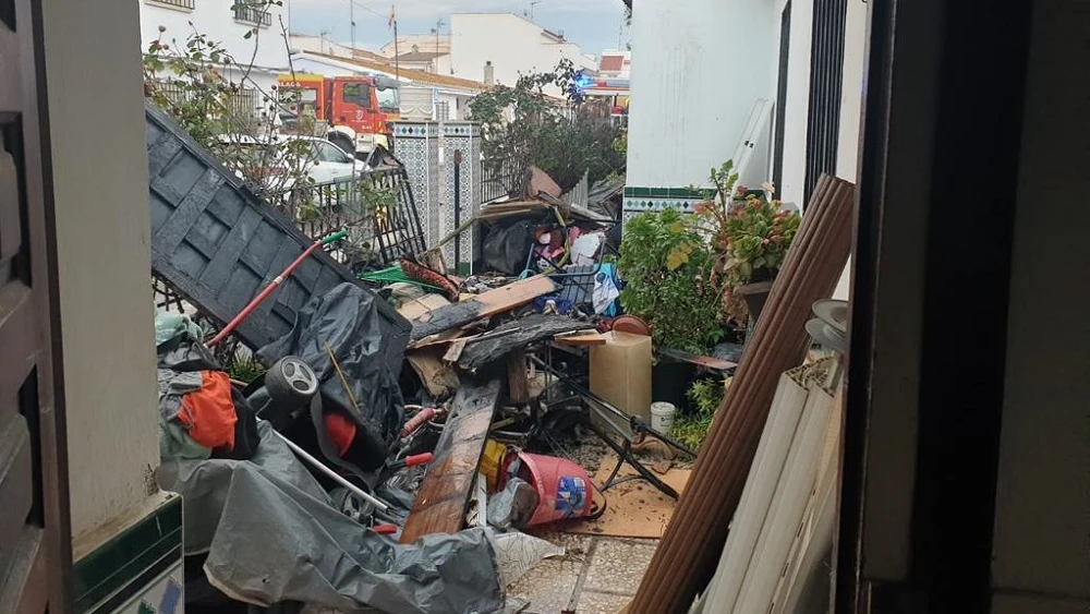 Retiran tres niñas a sus padres por tenerlas en una casa insalubre llena de basura y desperdicios en Cártama