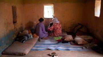 Sana, la niña violada, y su hijo, se sientan junto a su abuela en su casa en las afueras de la ciudad de Tiflet