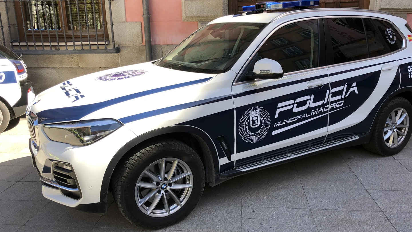 Detenida la madre de la menor rescatada en el alféizar de un tercer piso en Vallecas Detenida la madre de la menor rescatada en el alféizar de un tercer piso en Vallecas
