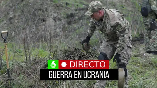 Guerra Rusia Ucrania, en directo: militares ucranianos preparan la zona antes de la destrucción de las minas antitanque encontradas en un polígono militar en las afueras de Kiyv. Guerra Rusia Ucrania, en directo: militares ucranianos preparan la zona antes de la destrucción de las minas antitanque encontradas en un polígono militar en las afueras de Kiyv.
