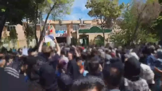 Grupos de mujeres salen a la calle sin velo en Irán como respuesta a la hipervigilancia contra ellas Grupos de mujeres salen a la calle sin velo en Irán como respuesta a la hipervigilancia contra ellas