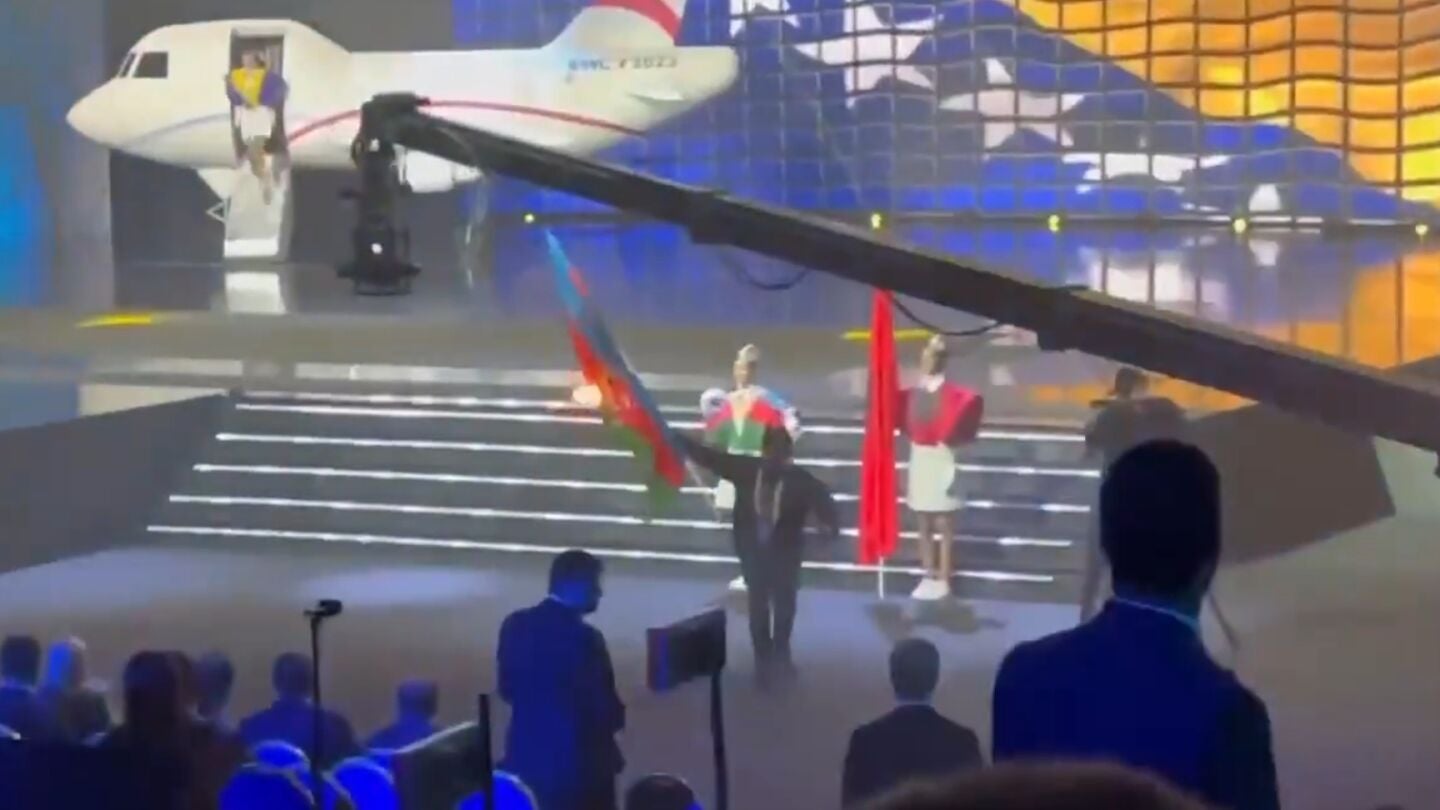 Queman la bandera de Azerbaiy&aacute;n 