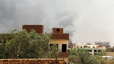 Humo tras edificios de Jartum (Sudán) durante la rebelión entre fuerzas paramilitares y Ejército