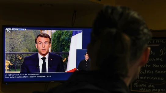 Emmanuel Macron, durante su discurso televisado en plena polémica tras la aprobación de la reforma de las pensiones Emmanuel Macron, durante su discurso televisado en plena polémica tras la aprobación de la reforma de las pensiones