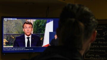 Emmanuel Macron, durante su discurso televisado en plena polémica tras la aprobación de la reforma de las pensiones