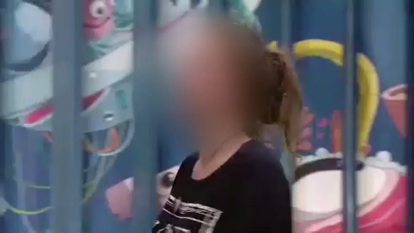 "Puedes abandonar sin penalización", el bochornoso ofrecimiento de Gran Hermano a Carlota tras el abuso sexual "Puedes abandonar sin penalización", el bochornoso ofrecimiento de Gran Hermano a Carlota tras el abuso sexual
