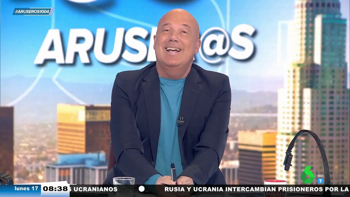 Así es la campaña 'Mierdas, las justas' de Alfonso Arús: desprenderse de lo inútil para ser feliz a los 60 Así es la campaña 'Mierdas, las justas' de Alfonso Arús: desprenderse de lo inútil para ser feliz a los 60