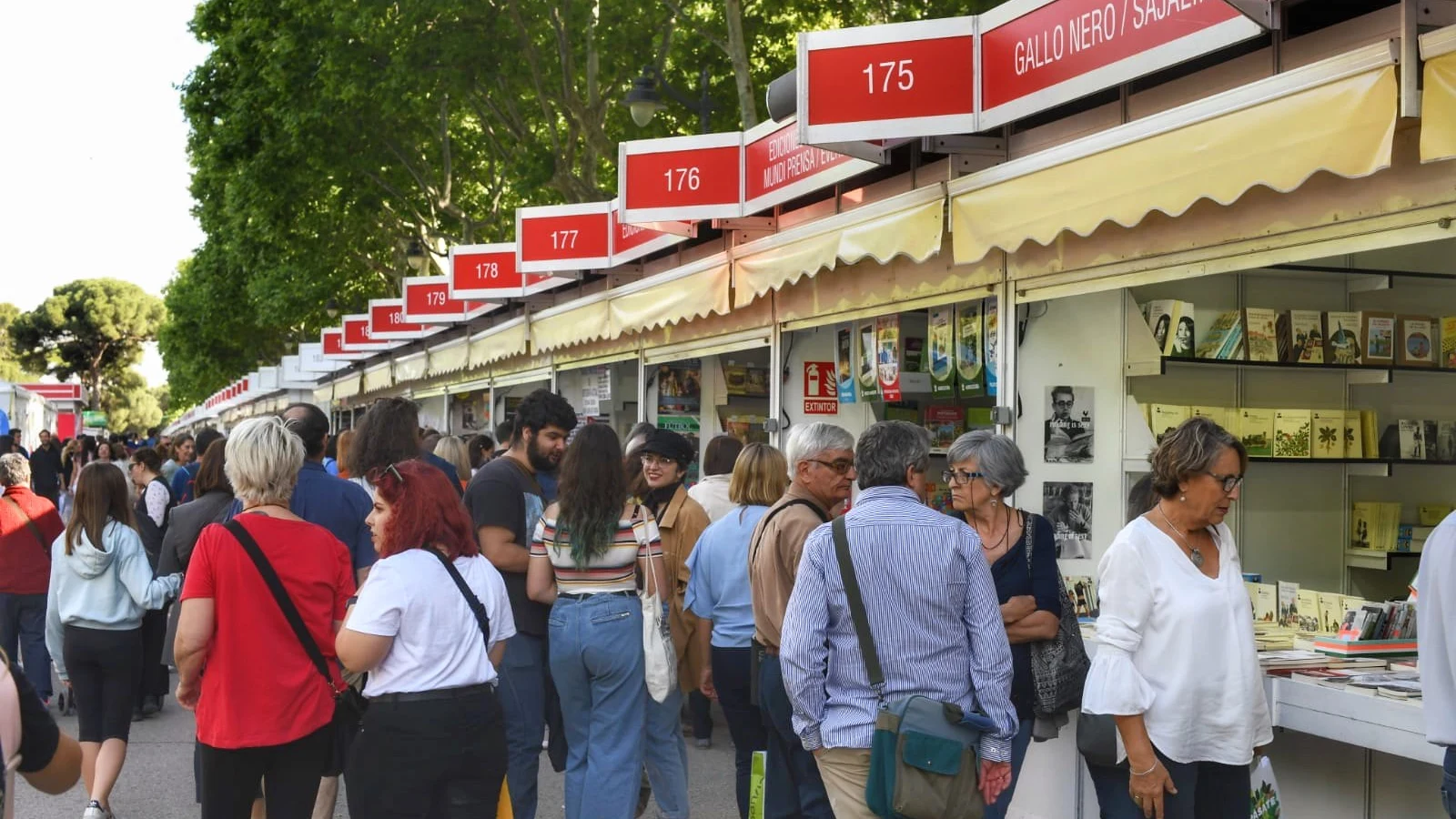 Estantes de la Feria del Libro de Madrid