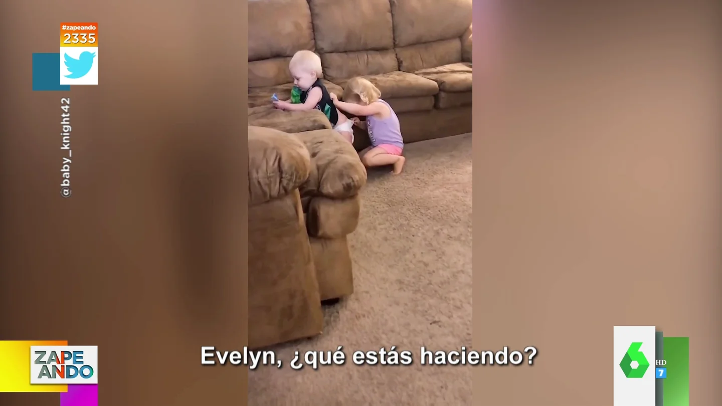 Las arcadas de una niña al comprobar que su hermano tiene caca en el pañal Las arcadas de una niña al comprobar que su hermano tiene caca en el pañal