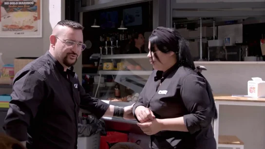 El jefe infiltrado, obligado a intervenir para que Mari no explote contra unos clientes: así se la lleva al local El jefe infiltrado, obligado a intervenir para que Mari no explote contra unos clientes: así se la lleva al local
