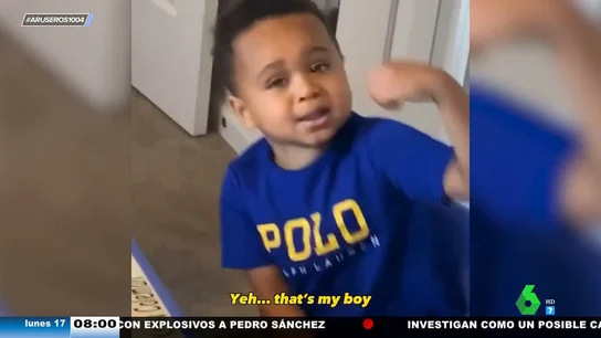 El niño animador que aplaude a su compañero cuando responde bien a las preguntas en clase: "¡Ese es mi chico!" El niño animador que aplaude a su compañero cuando responde bien a las preguntas en clase: "¡Ese es mi chico!"