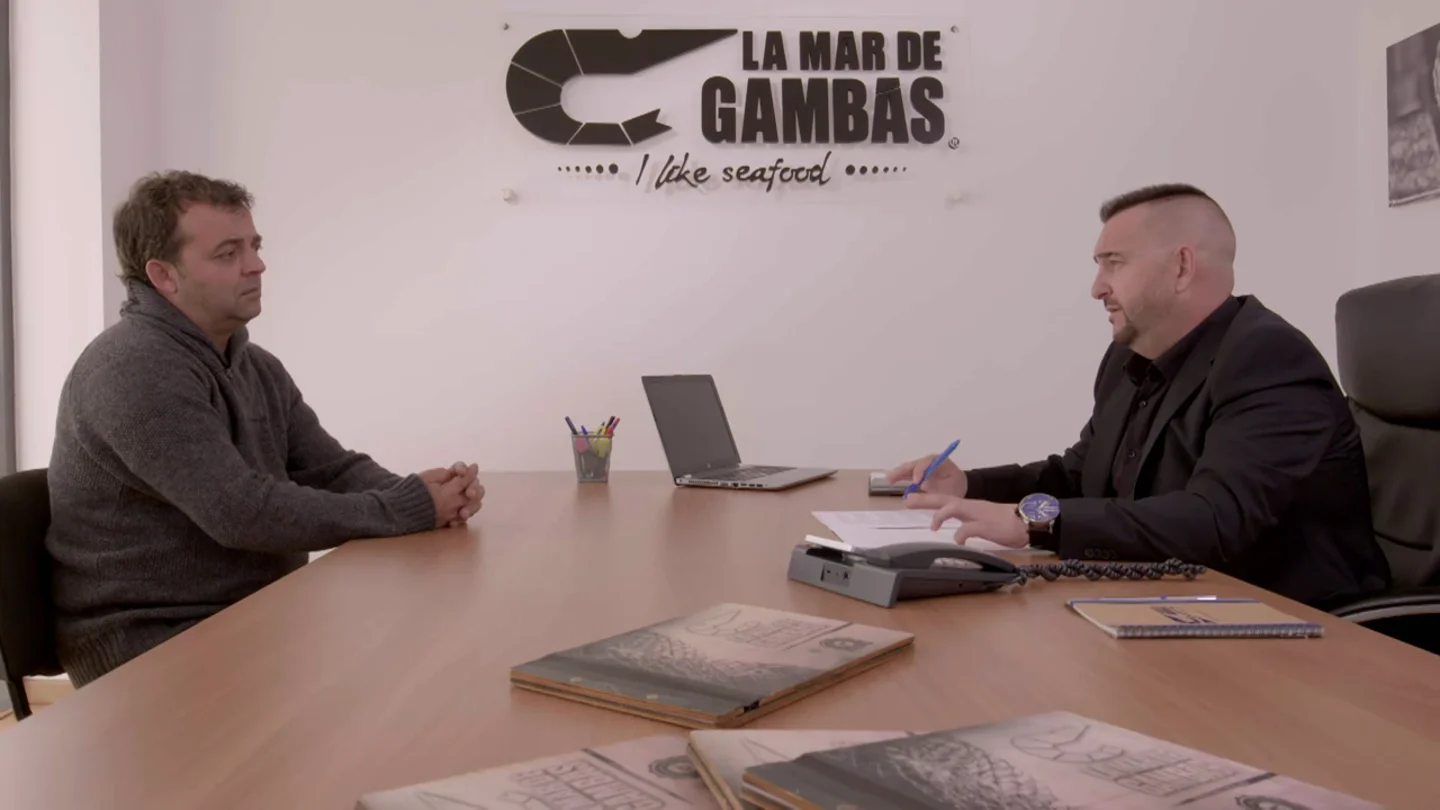 El jefe infiltrado, indignado con Ismael: "¿Qué clase de trabajador eres que cometes un fallo y culpas a los demás?" El jefe infiltrado, indignado con Ismael: "¿Qué clase de trabajador eres que cometes un fallo y culpas a los demás?"