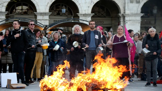 La calle responde al discurso de Macron en defensa de su reforma de las pensiones con caceroladas y disturbios La calle responde al discurso de Macron en defensa de su reforma de las pensiones con caceroladas y disturbios