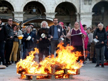 The street responds to Macron’s speech in defense of his pension reform with pans and riots