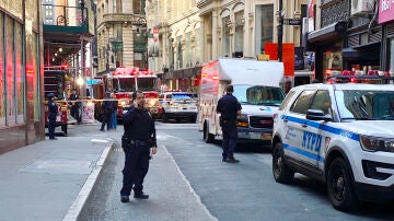 Policía y Bomberos en el lugar donde del colapso de un edificio de aparcamientos en Manhattan