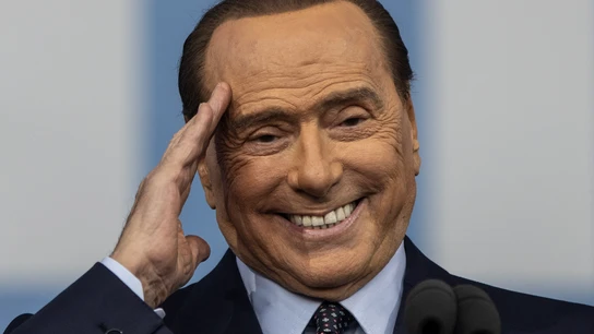 Si algo no le faltaba a Berlusconi era amor propio, una inmedible autoestima y un 'especial' sentido del humor. Si algo no le faltaba a Berlusconi era amor propio, una inmedible autoestima y un 'especial' sentido del humor.