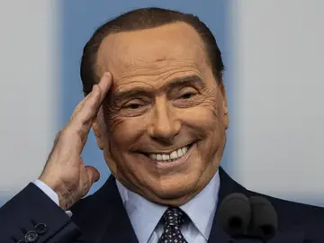 Si algo no le faltaba a Berlusconi era amor propio, una inmedible autoestima y un &#39;especial&#39; sentido del humor. 