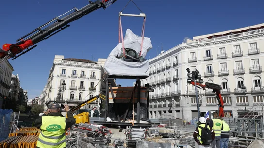 El complejo traslado de la estatua ecuestre de Carlos III en la Puerta del Sol El complejo traslado de la estatua ecuestre de Carlos III en la Puerta del Sol