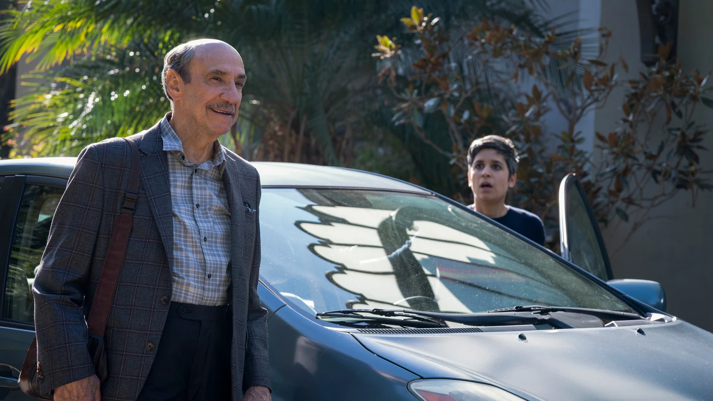 F. Murray Abraham y Ashly Burch en una escena de la segunda temporada de 'Mythic Quest'. F. Murray Abraham y Ashly Burch en una escena de la segunda temporada de 'Mythic Quest'.
