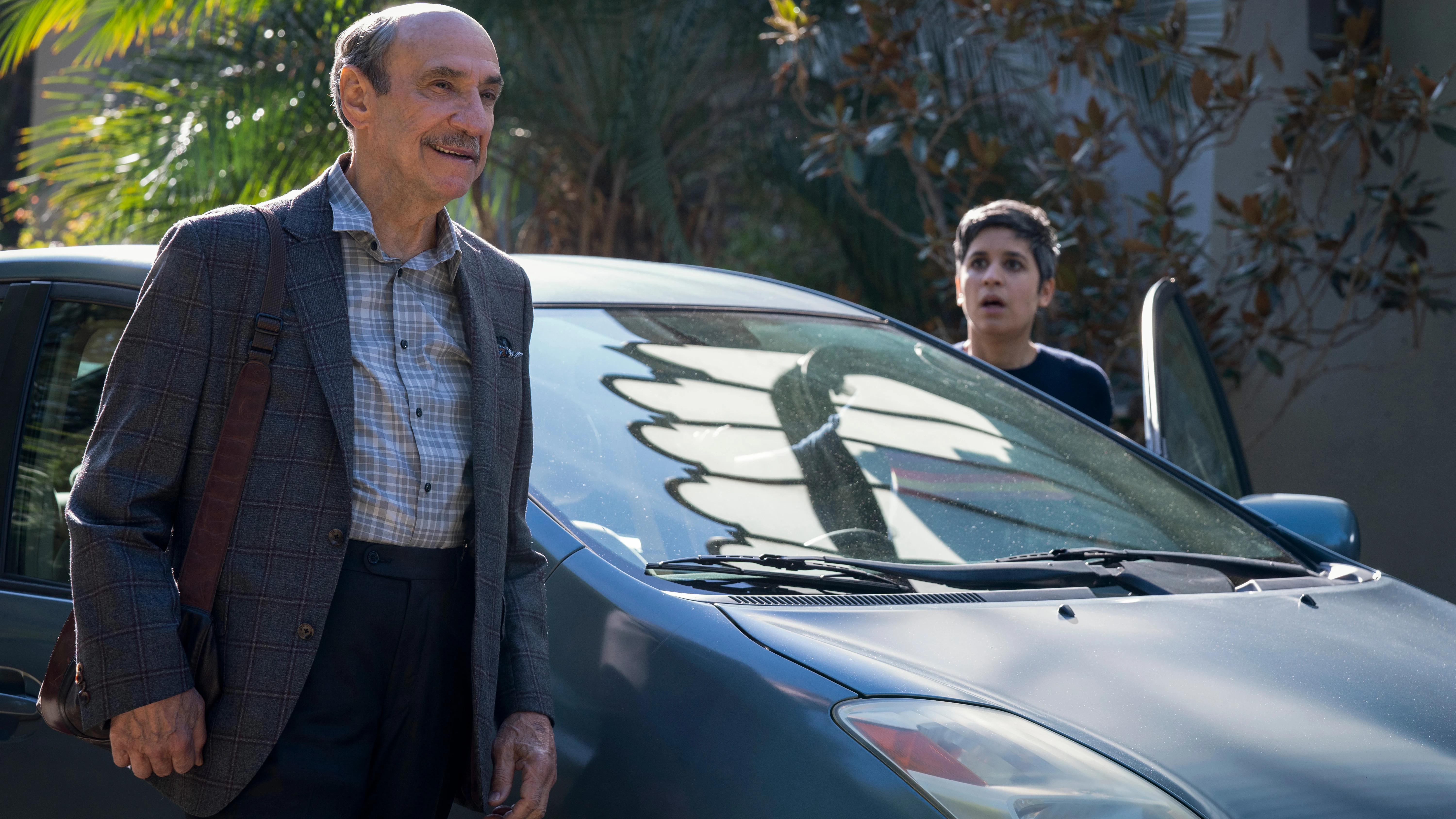 F. Murray Abraham y Ashly Burch en una escena de la segunda temporada de 'Mythic Quest'.