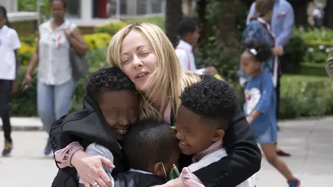 Giorgia Meloni abraza a tres niños en Etiopía