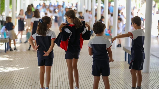Varios niños en el patio de un colegio. Varios niños en el patio de un colegio.