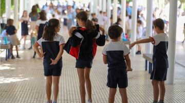 Varios niños en el patio de un colegio privado en Madrid