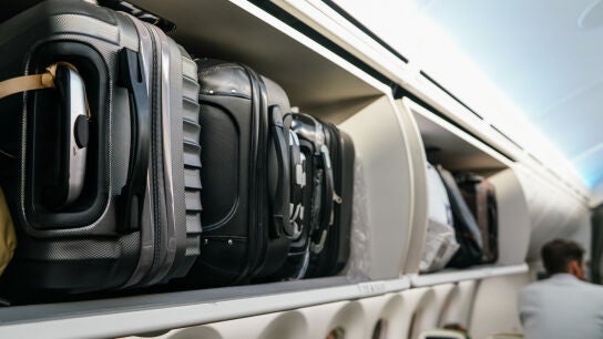 Maletas en la cabina de un avi&oacute;n