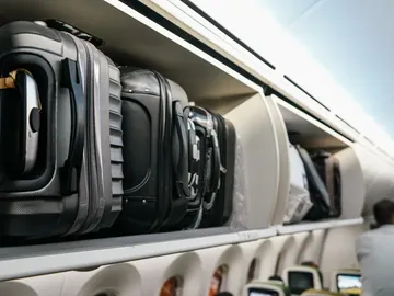 Maletas en la cabina de un avión Maletas en la cabina de un avión